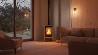 HS Flamingo Masterflamme Piccolo in een woonkamer met brandend vuur
