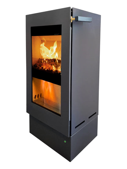 Xeoos Patagonia x8 Blue houtkachel met een modern ontwerp en een brandend vuur binnenin.