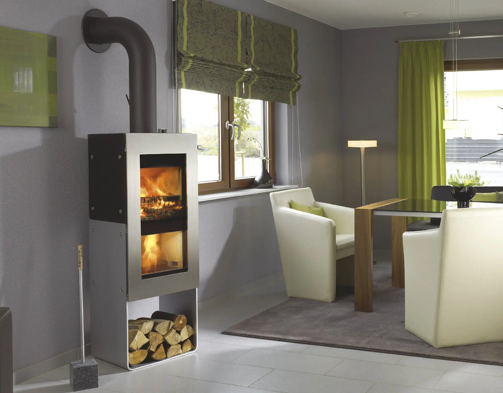 Xeoos Pur x5 houtkachel in moderne woonkamer, met brandend vuur