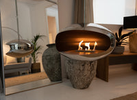 Cocoon Fires Aeris RVS hangende haard in moderne woonkamer, met vlammen