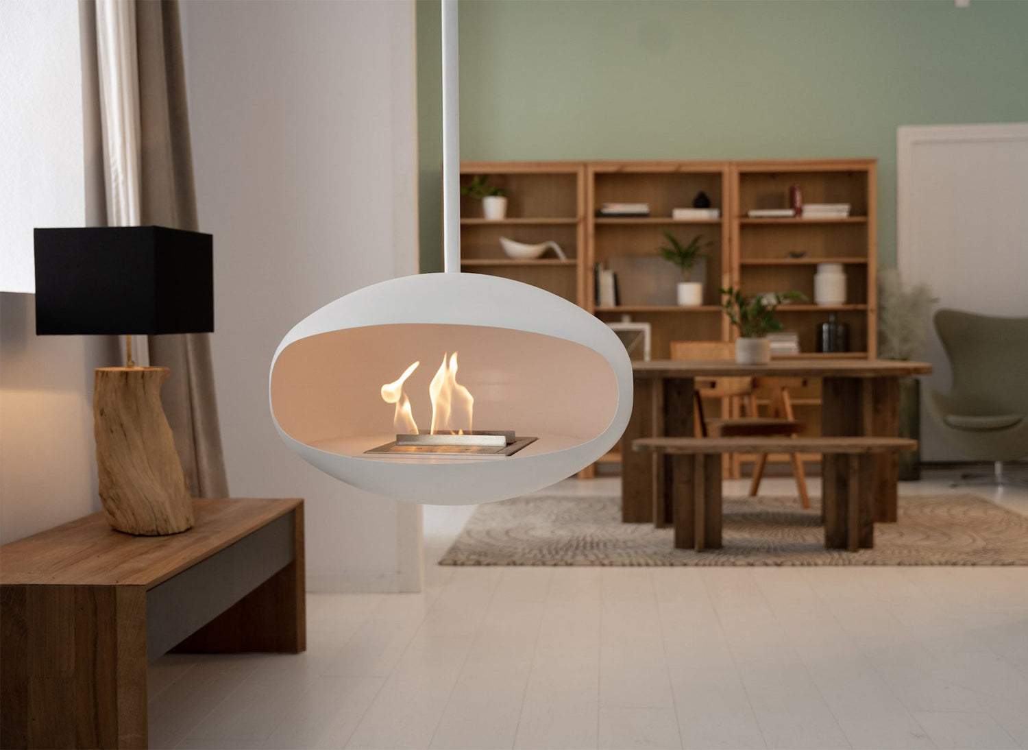 Cocoon Fires Aeris Wit hangende haard in woonkamer met brandende vlammen