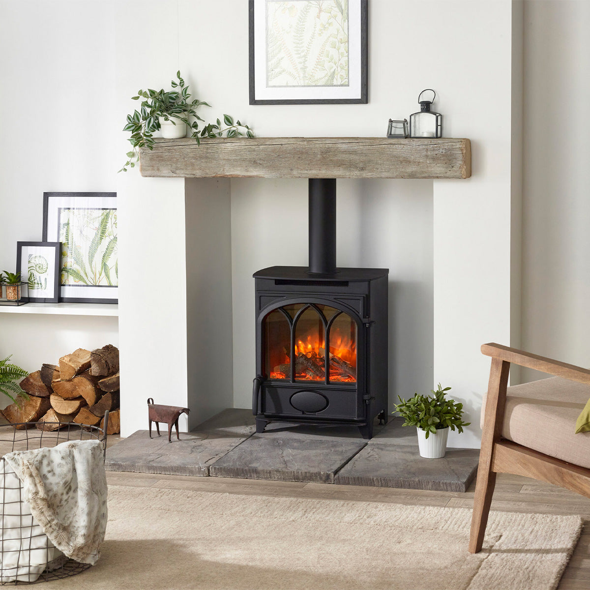Charlton & Jenrick Fireline Alcaston kachel in lichte woonkamer met brandend vuur