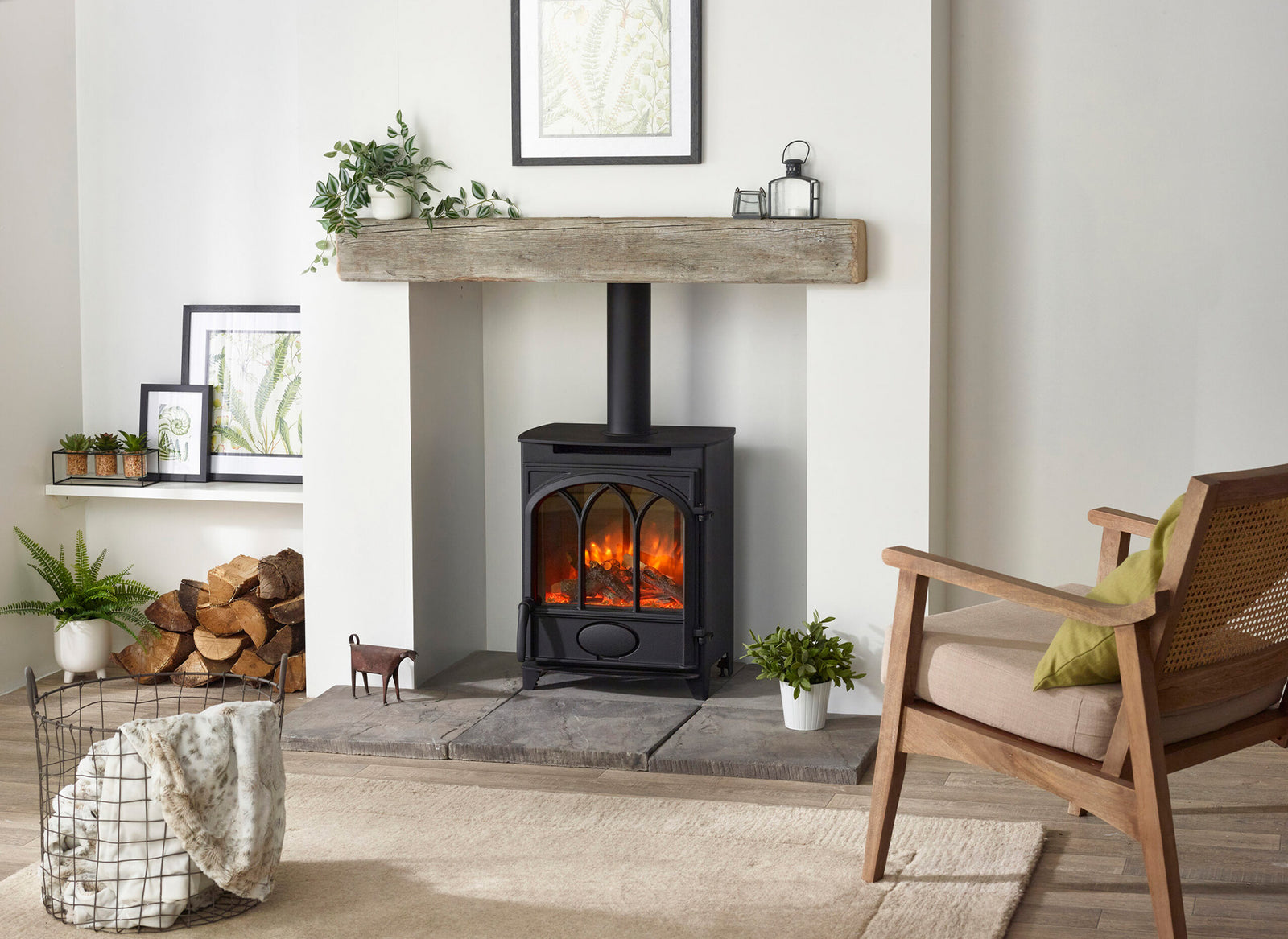 Charlton & Jenrick Fireline Alcaston houtkachel in woonkamer met brandend vuur