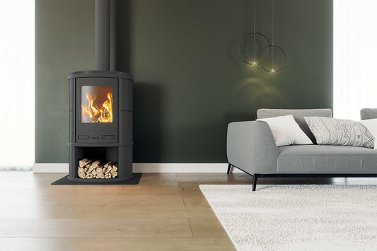 Altech Ecosy Depot houtkachel in moderne woonkamer met brandend vuur en houtvak