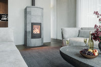 Altech Massiv kachel in moderne woonkamer met brandend vuur
