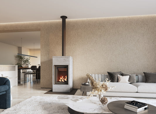 Altech Max Core H met witte bekleding en brandend vuur in een moderne woonkamer.