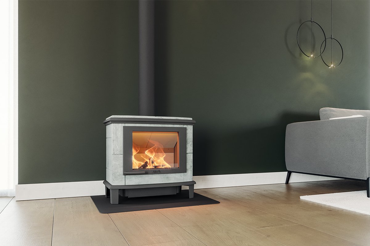 Altech Nobles Basis houtkachel in moderne woonkamer met brandend vuur
