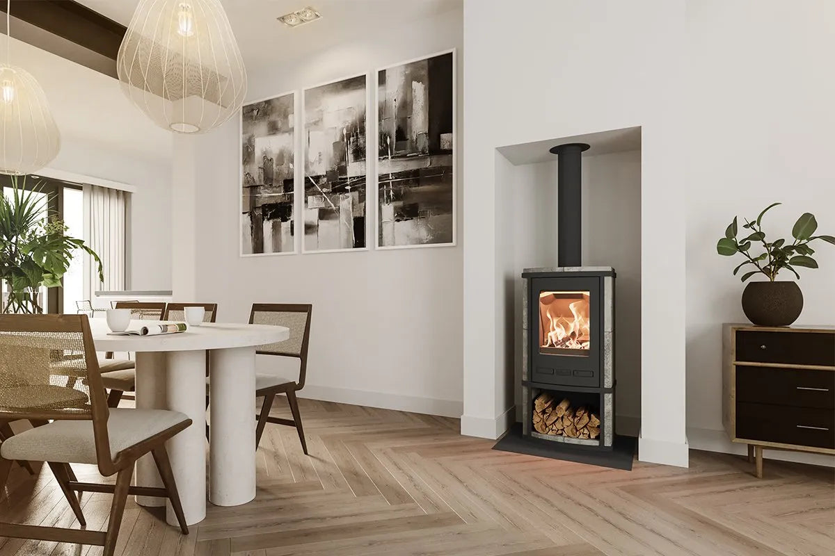 Moderne woonkamer met Altech Torus Depot houtkachel, eettafel, stoelen, kunst aan de muur en planten.