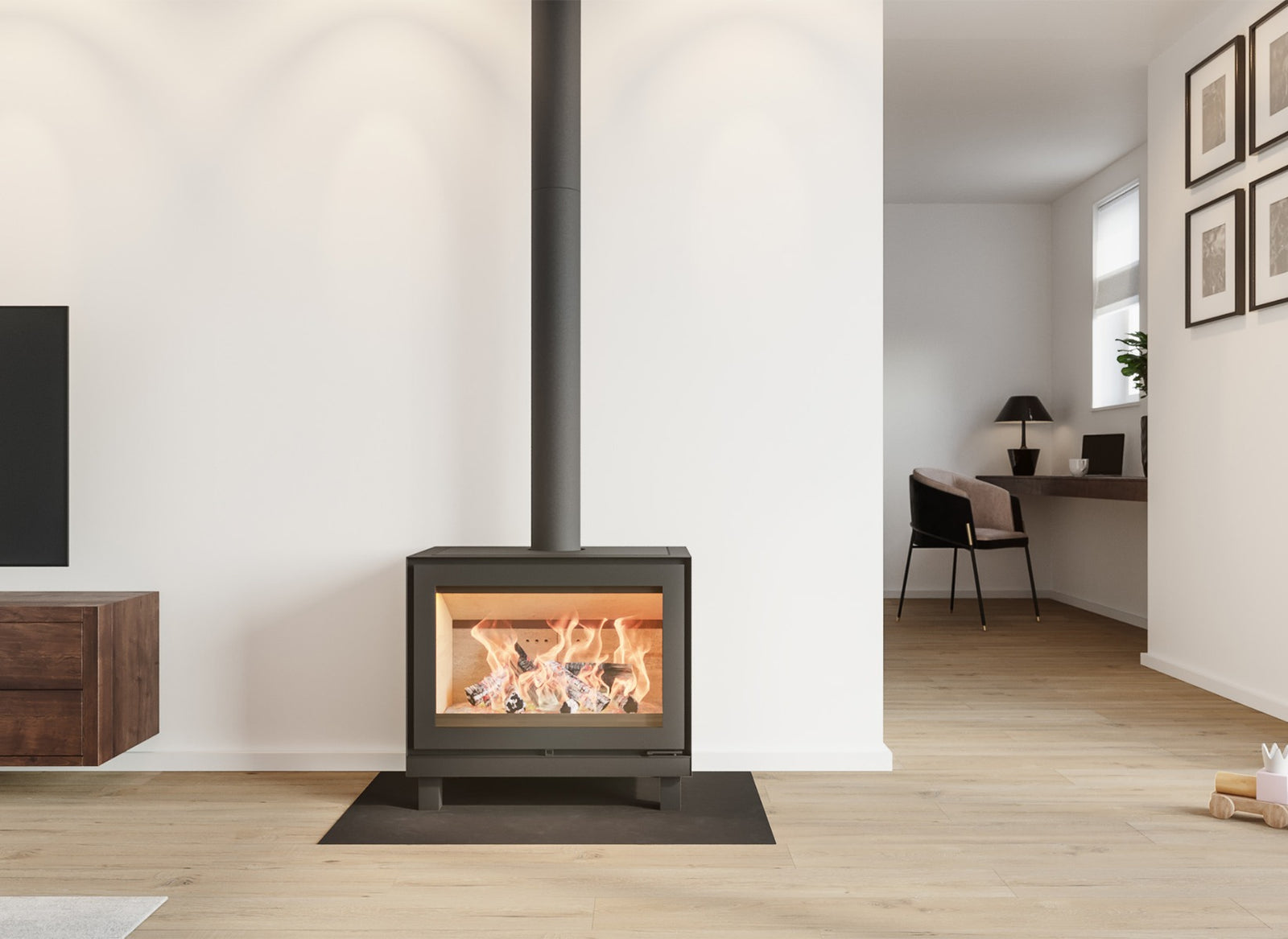 Altech MAX W houtkachel in moderne woonkamer, met brandend vuur