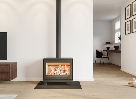 Altech MAX W houtkachel in moderne woonkamer, met brandend vuur