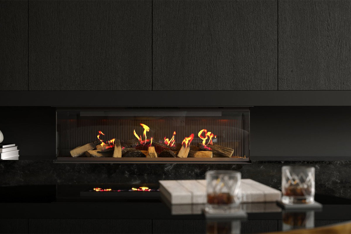 Element4 Ambiance 125 E gashaard ingebouwd in donkere wand, met vlammen en houtblokken