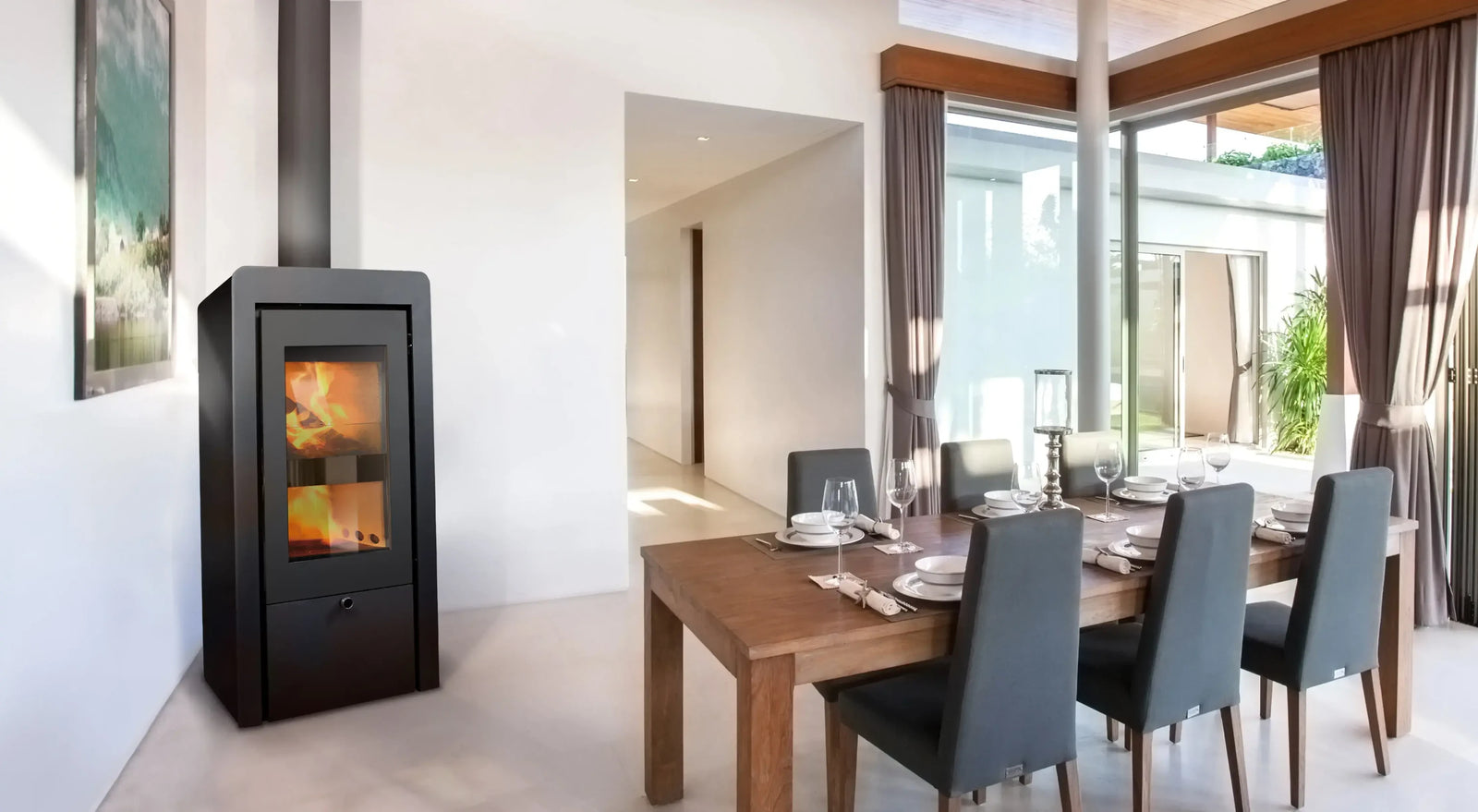 Xeoos Aqua x8 kachel in moderne eetkamer met tafel en stoelen