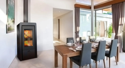 Xeoos Aqua x8 houtkachel in moderne eetkamer met brandend vuur