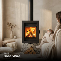 Wanders Ash kachel in woonkamer met brandend vuur en Base Wire onderstel