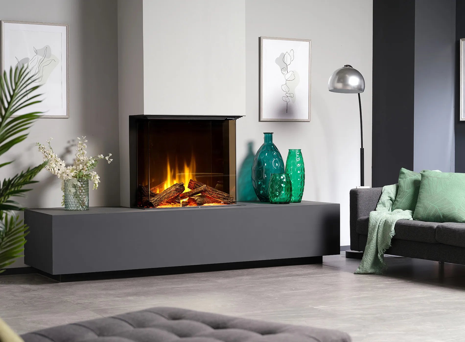 Dimplex Aspire 30 elektrische haard in moderne woonkamer met groene decoratie en grijze meubels.
