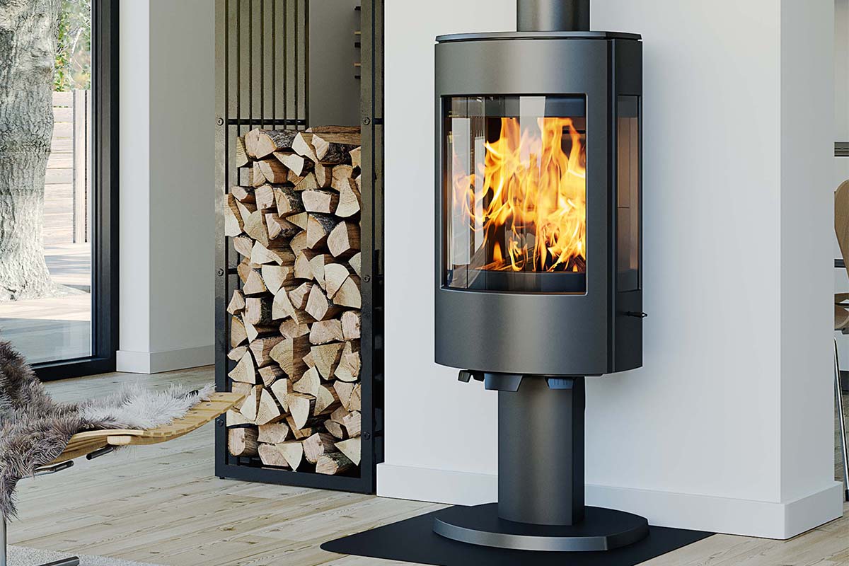 Dovre Astro 4CB/P houtkachel met voet in moderne woonkamer, met brandend vuur