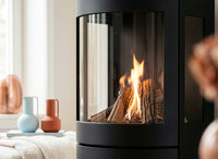 Wanders Balsa 100 houtkachel met brandend vuur in een modern interieur