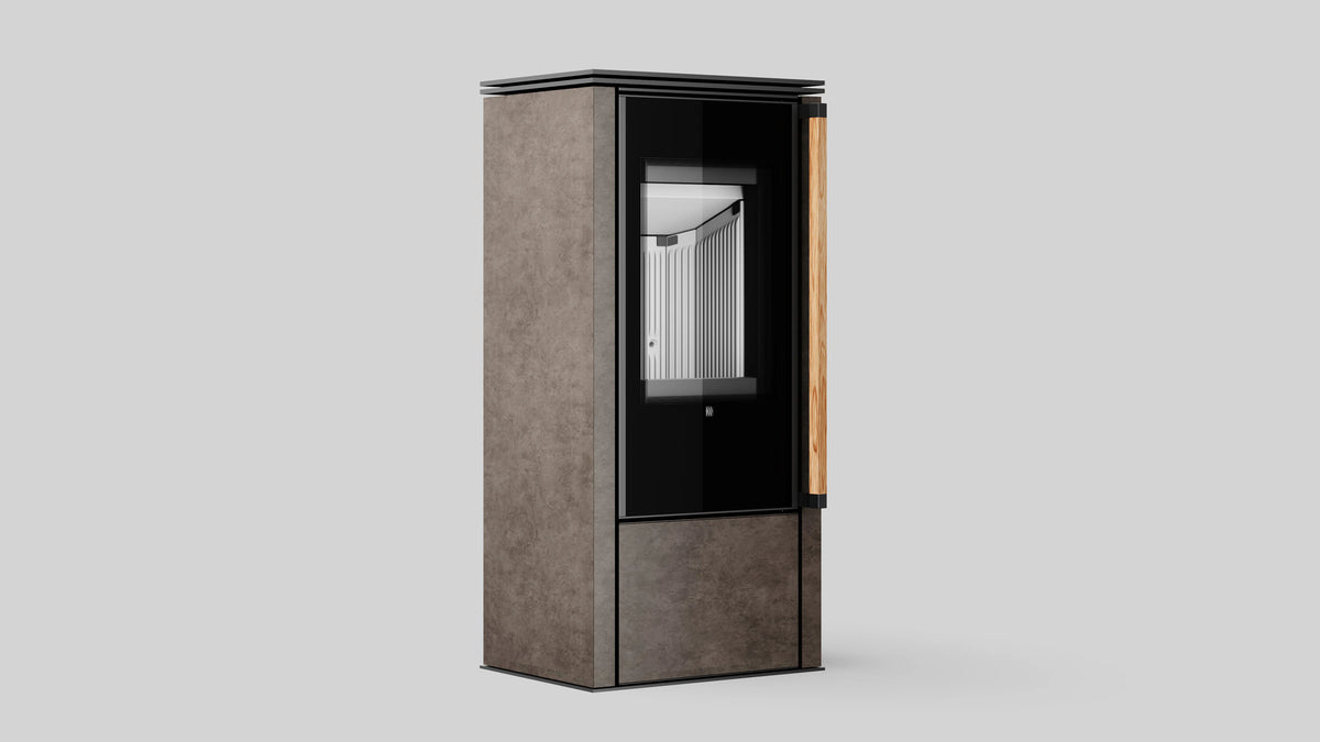 Balstil Akna vrijstaande kachel met donkere bekleding en houten handgreep op grijze achtergrond