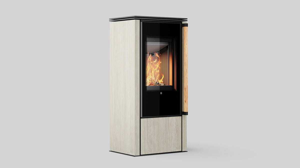 Balstil Akna vrijstaande houtkachel met brandend vuur en lichte houten bekleding