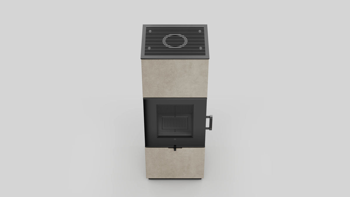 Balstil Axam vrijstaande kachel met zwarte deur en beige bekleding op neutrale achtergrond