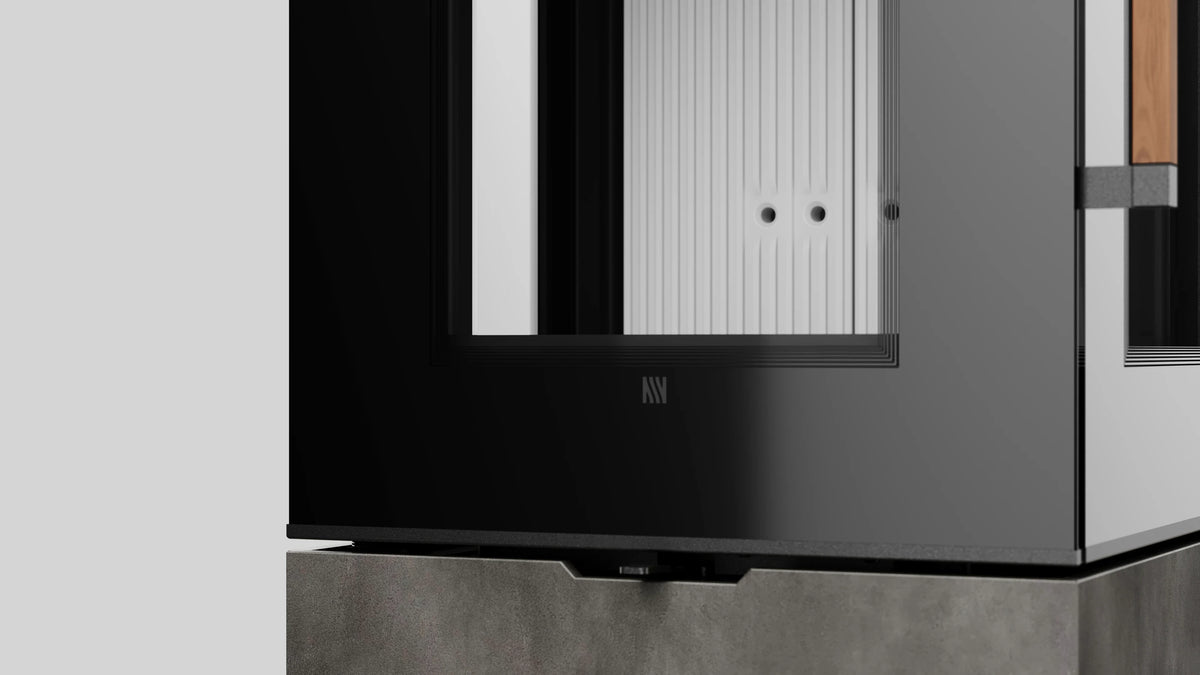 Close-up van Balstil Axam met zwart kader, reliëfpanelen en metalen handgreep