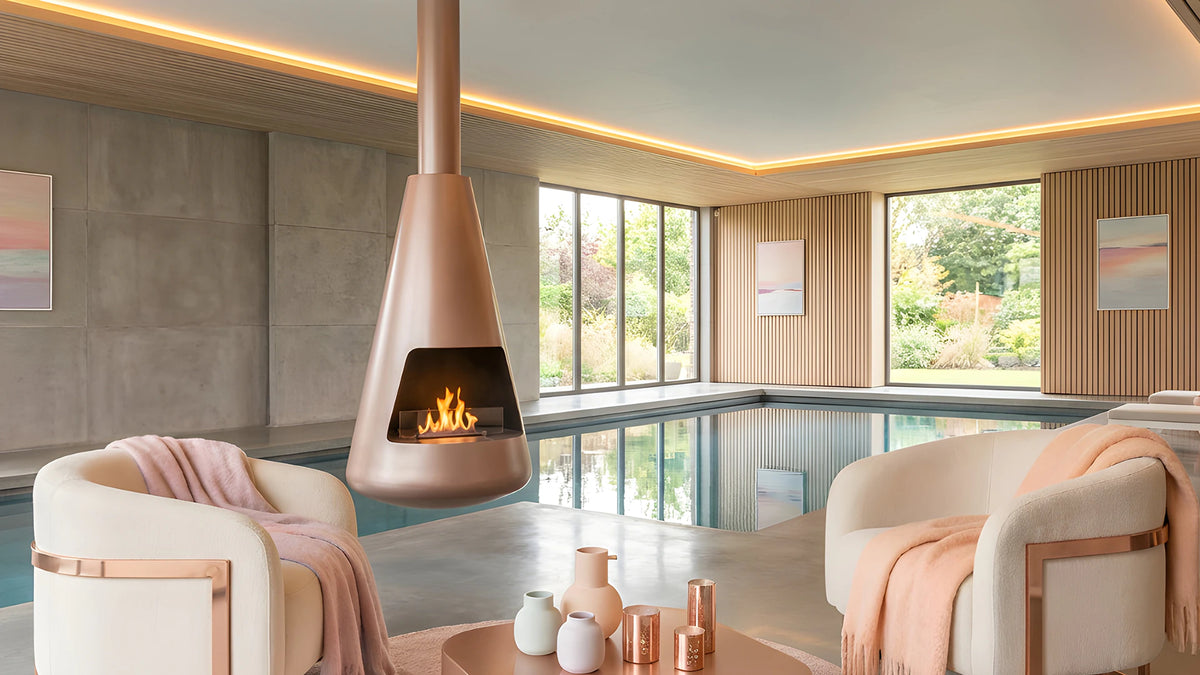 Balstil Bell hangende haard met vlammen in een moderne woonkamer met zwembad