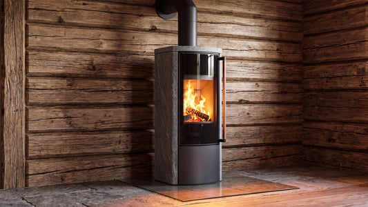 Bålstil Bronn houtkachel met brandend vuur tegen een houten wand