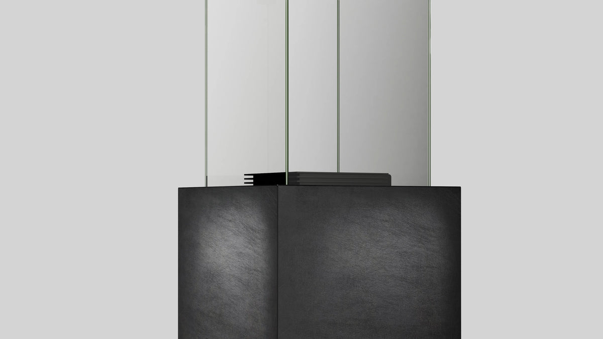 Balstil Falo in zwart, met glazen panelen en brede moderne ombouw