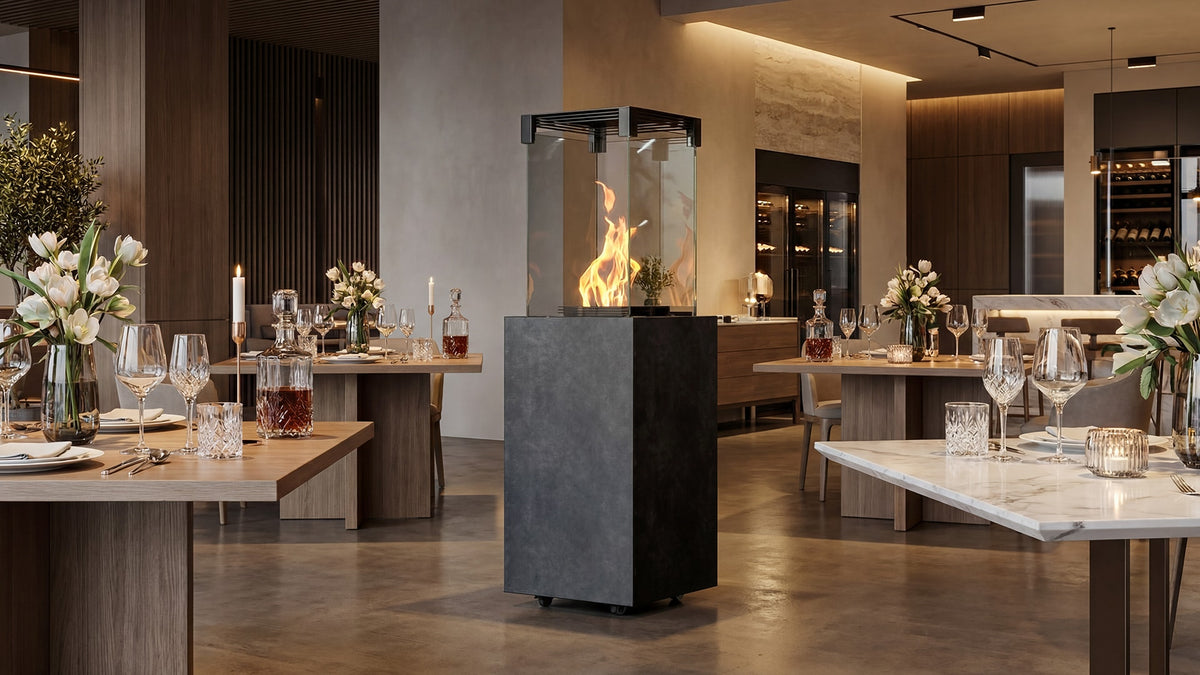 Balstil Falo vrijstaande haard met vlammen in een stijlvol restaurant tussen gedekte tafels.