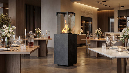 Balstil Falo vrijstaande haard met vlammen in een stijlvol restaurant tussen gedekte tafels.