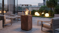 Balstil Falo vuurtafel met vlammen op een terras tussen tuinmeubilair