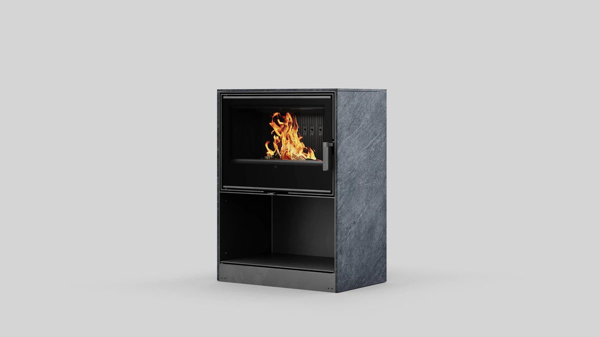 Balstil Forli 95 haardkachel met brandend vuur, zwarte voorkant en grijze zijpanelen