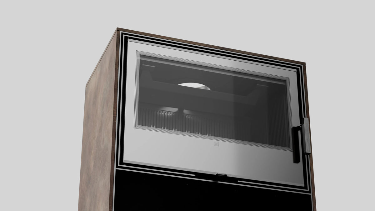 Close-up van het Balstil Forli 95-kachelfront met glazen deur en houten zijpanelen