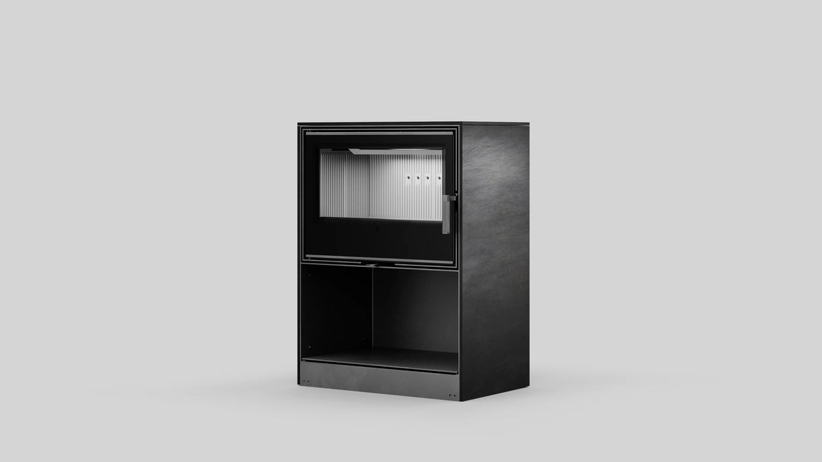 Balstil Forli 95 houtkachel op neutrale achtergrond met open deur en zichtbaar geribd interieur