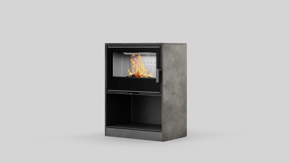 Balstil Forli 95 haard met brandend vuur en open opbergruimte op grijze studioachtergrond