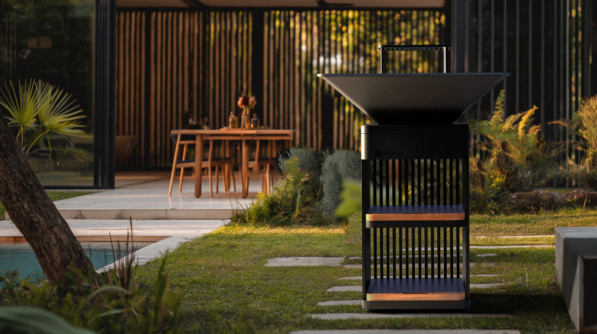 Balstil Grill Chef in een moderne tuin bij een zwembad en terras