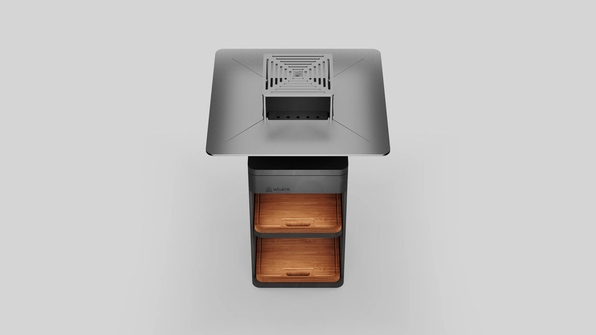 Balstil Grill Chef met brede grillplaat en twee houten opberglades op grijze achtergrond