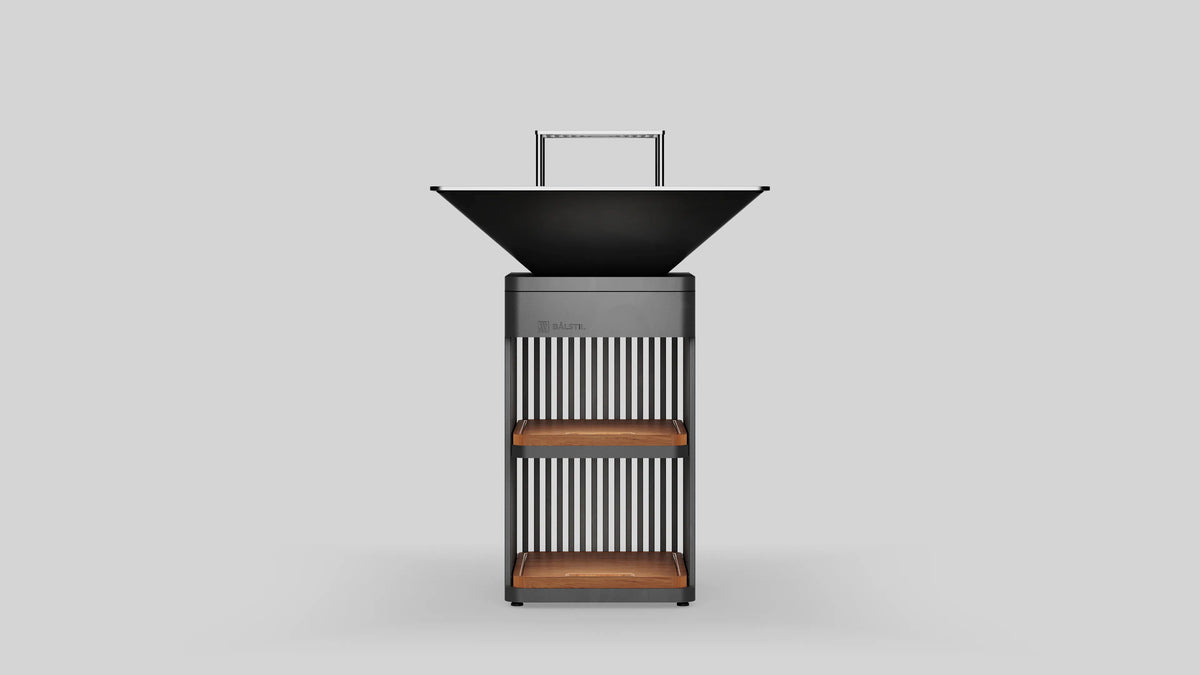 Balstil Grill Chef grill op studioachtergrond met zwarte kuip en houten legplanken