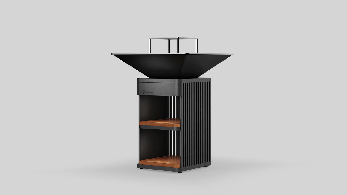 Balstil Grill Chef met zwarte grillplaat en houten legplanken op neutrale achtergrond
