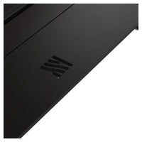 Detail van het Balstil Lusso 130/75-logo op een zwart metalen oppervlak
