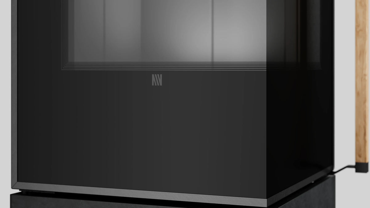 Detailopname van de zwarte deur van Balstil Modena S E/A met glas en houten handgreep