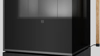 Detailopname van de zwarte deur van Balstil Modena S E/A met glas en houten handgreep