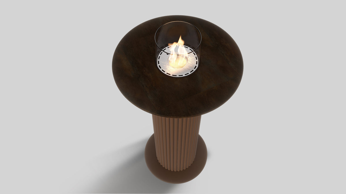 Balstil Table Core tafelhaard met vlam, glazen windscherm en geribbelde voet op grijze achtergrond.