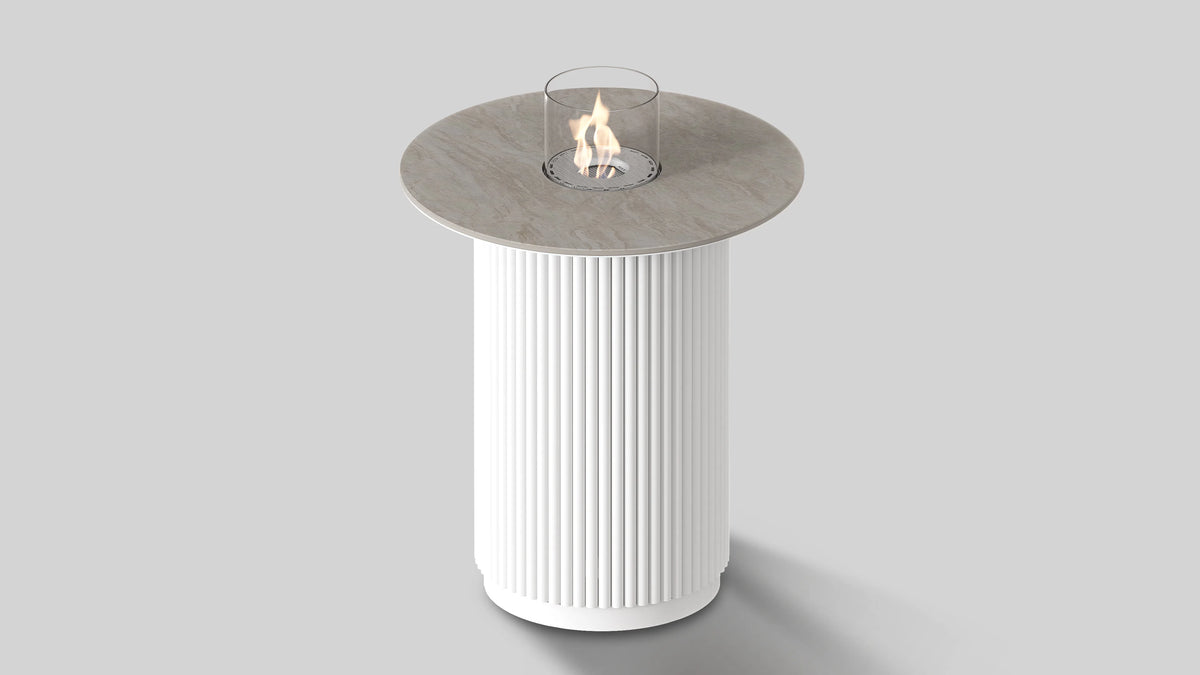 Balstil Table Core tafelhaard met rond tafelblad en zichtbare vlam op grijze achtergrond