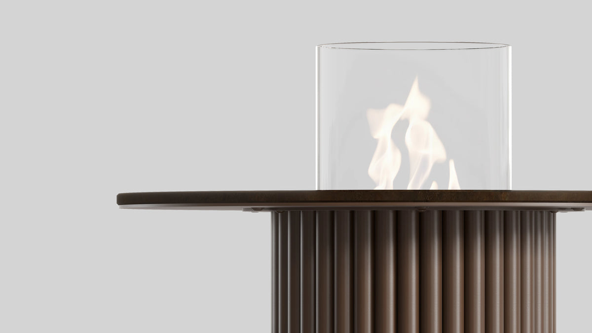 Balstil Table Core met glazen vuurschaal en verticale metalen lamellen op grijze achtergrond