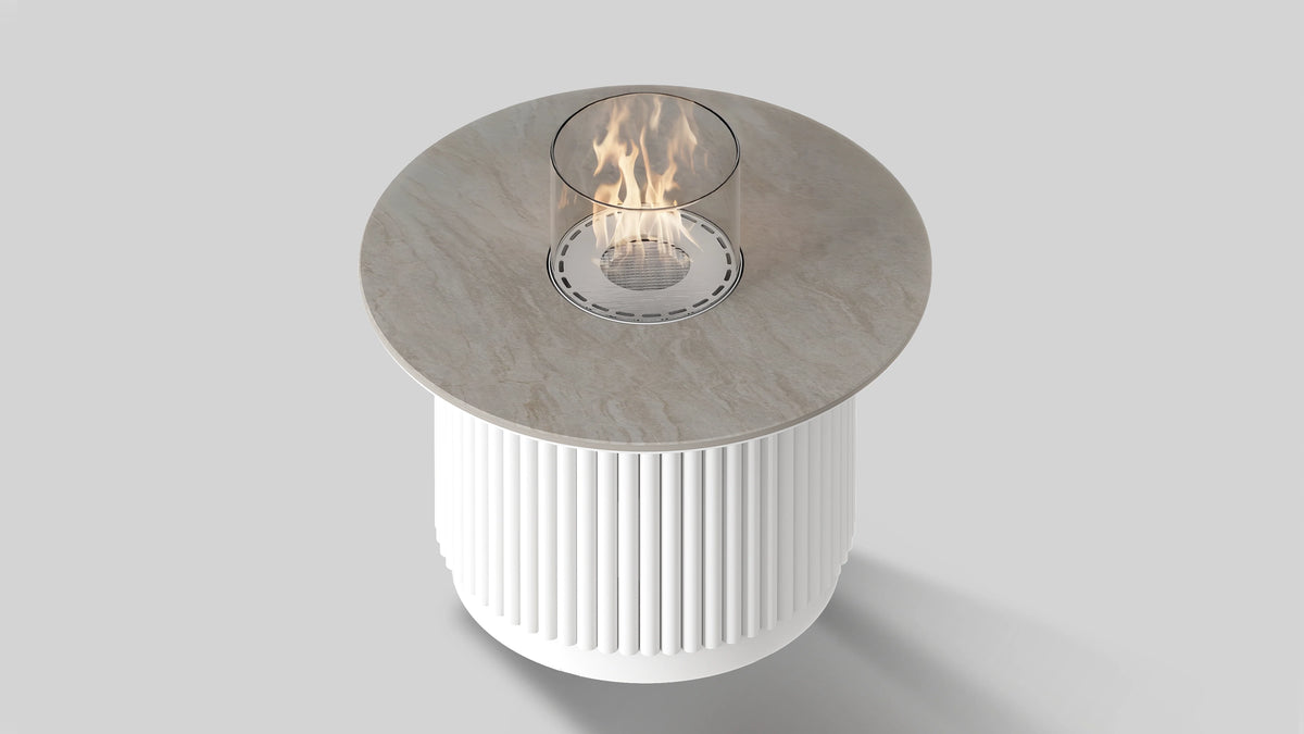 Balstil Table Core met ronde tafel, verticale ribben en brandende vlam op grijze achtergrond