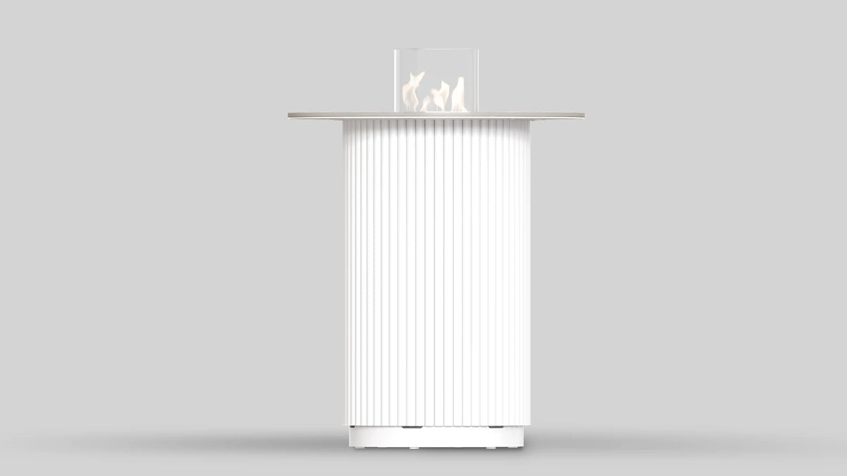 Balstil Table Core tafelhaard met verticale ribbels en zichtbare vlammen op grijze achtergrond