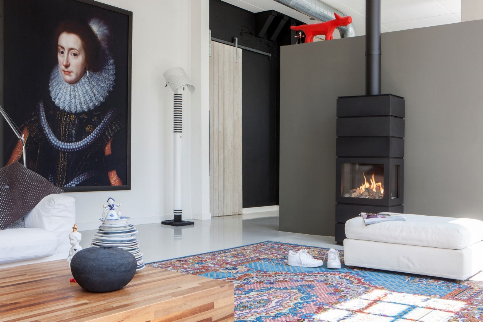 Faber Blokhus kachel in moderne woonkamer met brandend vuur