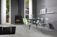 Faber Farum gaskachel in moderne eetkamer met tafel en stoelen