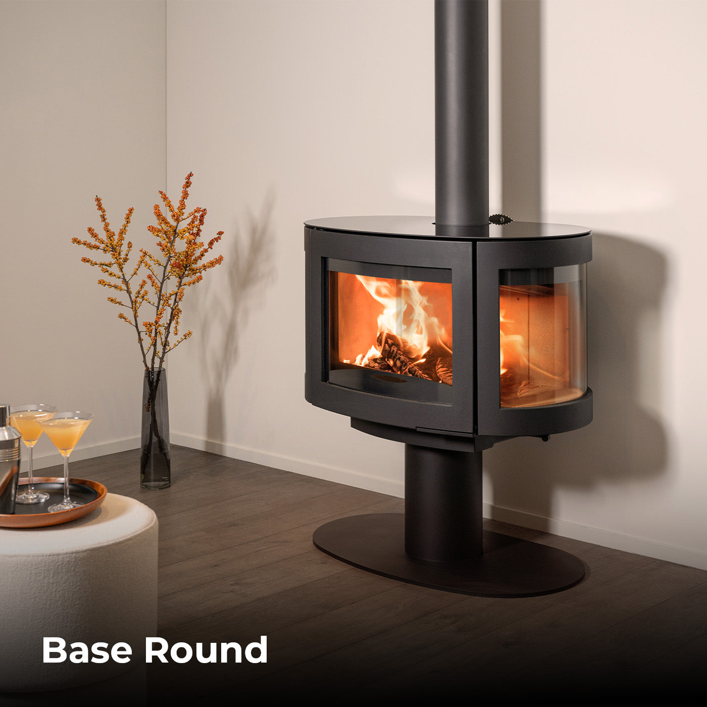 Wanders Black Pearl houtkachel in moderne woonkamer met brandend vuur